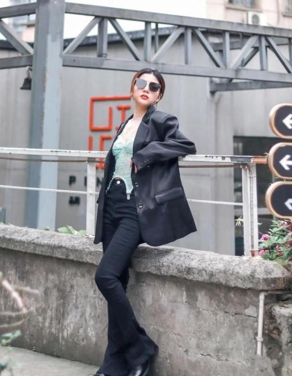 最近火了一條褲子，叫：“馬蹄褲”，顯高顯瘦又百搭，時髦感爆棚