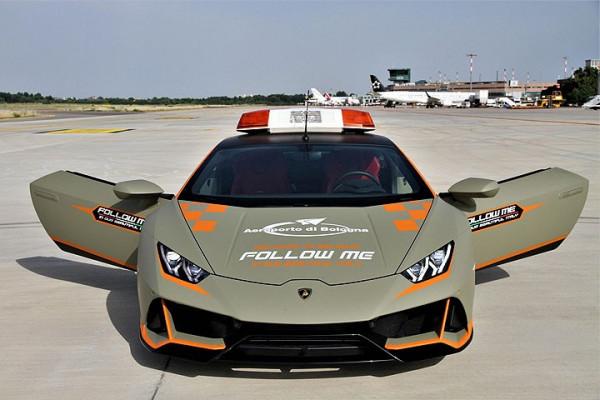 機場前導車竟是蘭博基尼，哪個機場如此土豪？