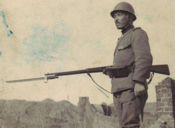 村民們將一個日本兵堵在山上，斷水斷糧三個月