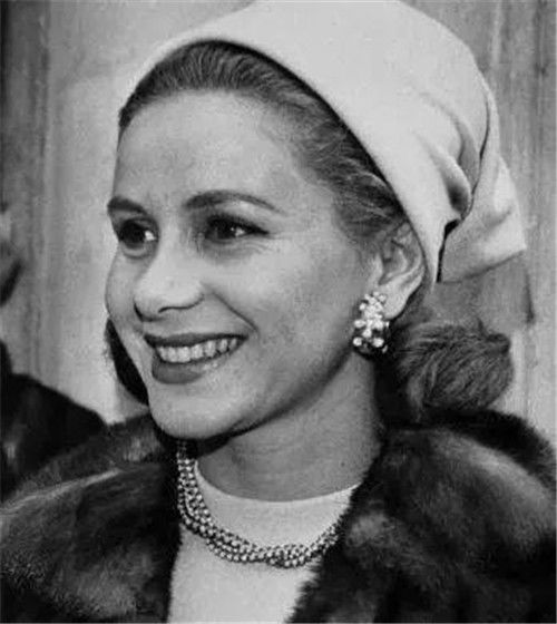 她獨自繼承了船王父親的全部遺產，卻四婚四離，38歲死於自家浴缸