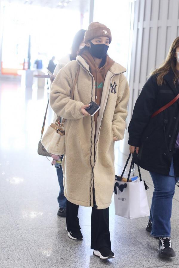宋雨琦穿奶油色羊羔絨外套,戴毛線帽單肩挎包袋溫暖休閒 宋雨琦穿奶油色羊羔絨外套,戴毛線帽單肩挎包袋溫暖休閒