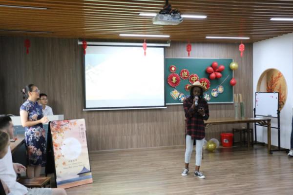 留學生們線上線下共唱“月亮代表我的心”,浙財大的這場中秋聯歡會好暖心 留學生們線上線下共唱“月亮代表我的心”,浙財大的這場中秋聯歡會好暖心