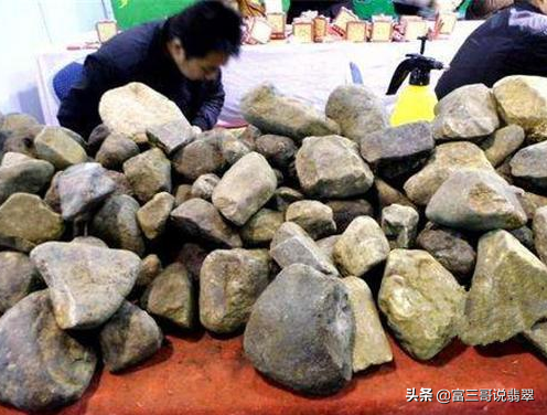 為啥你在翡翠賭石市場幾百塊錢買的料子就沒有切漲的?行家揭秘 為啥你在翡翠賭石市場幾百塊錢買的料子就沒有切漲的?行家揭秘