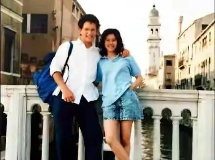 嫁給初戀的這幾位女星幸福得像花兒