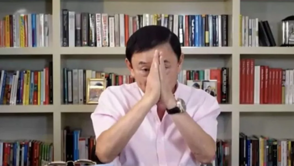 ";夠了!";泰國前總理他信行合十禮喊話請求巴育上將:我們都老了 ";夠了!";泰國前總理他信行合十禮喊話請求巴育上將:我們都老了