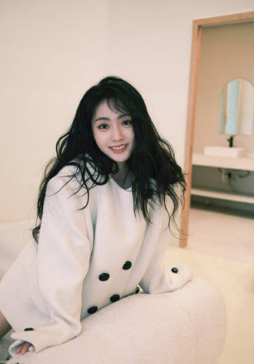 邢菲白色呢子大衣搭上捲髮 笑容甜美氣質佳