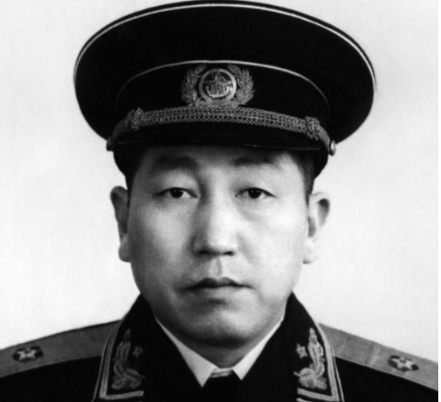 闊別18年，曾經的少年變成副司令，回家探親被母親詢問：你找誰？