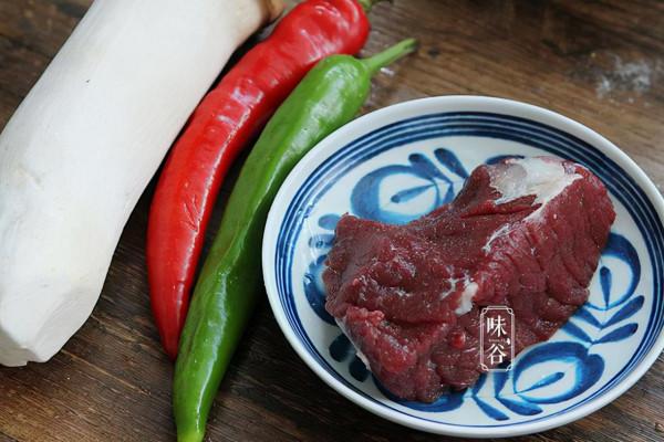 深秋，少吃豬肉多吃這肉，上鍋一炒，滑嫩又入味，孩子長個很需要