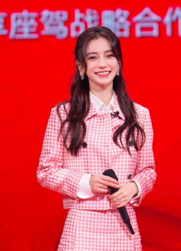 楊穎一身粉色千鳥格套裝，甜美可愛滿糖少女，美圖顏值線上