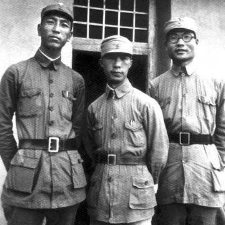 他沒有軍銜，卻擔任過新中國的國防部長，後代都非常出色