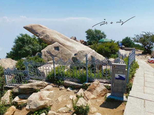 泰山山頂這塊著名的石頭，有的遊客非常熟悉，有的遊客卻不知道