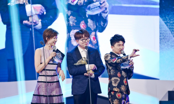 毛不易獨特的嗓音和微笑,首登元宵晚會,想不被吸引都難 毛不易獨特的嗓音和微笑,首登元宵晚會,想不被吸引都難