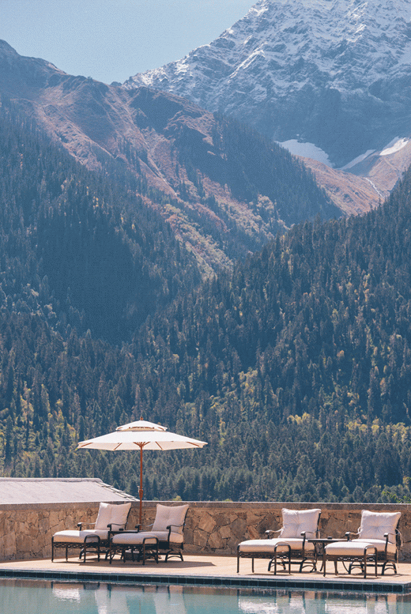 探訪冰川、峽谷徒步，睡在松贊新店，開啟一場自然大冒險