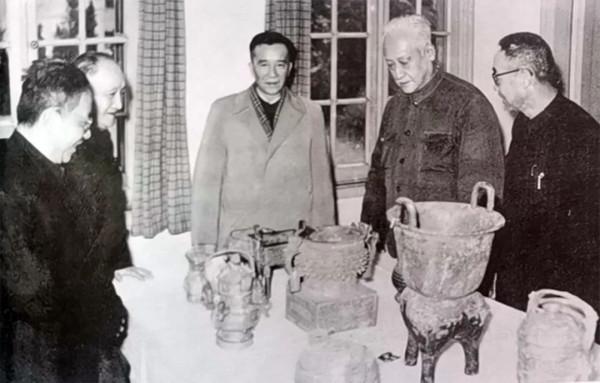 上博受贈文物記（上）：鄭振鐸的漢磚與王一平的古硯