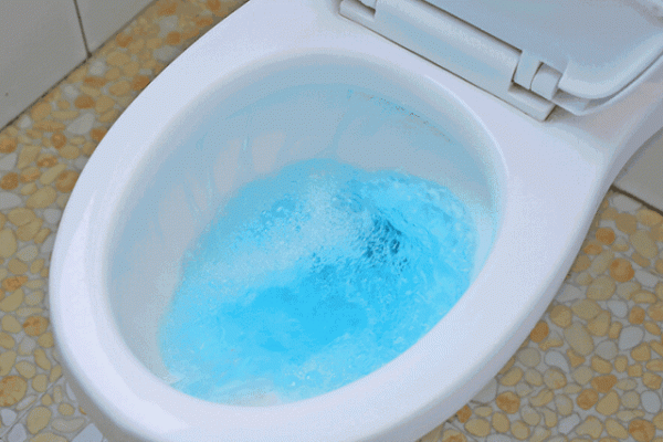 放馬桶裡的藍色潔廁塊會致癌?容易使馬桶汙染水倒流?終於有真相了…… 放馬桶裡的藍色潔廁塊會致癌?容易使馬桶汙染水倒流?終於有真相了……