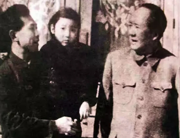 毛主席寫下一句“缺字詩”，準備丟掉時被秘書撿回，懸掛房間57年