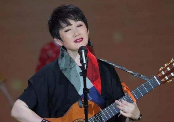 成方圓：36歲嫁大12歲王剛，堅持做丁克，60歲羨慕同齡人兒孫繞膝