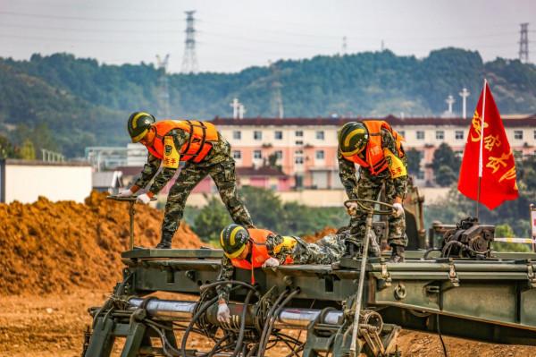 直擊武警官兵搶險救援實兵演練