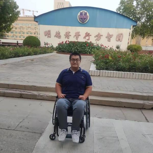 32歲的他如願考入醫科院校:如果教室在高樓層,就爬著樓梯去上課 32歲的他如願考入醫科院校:如果教室在高樓層,就爬著樓梯去上課