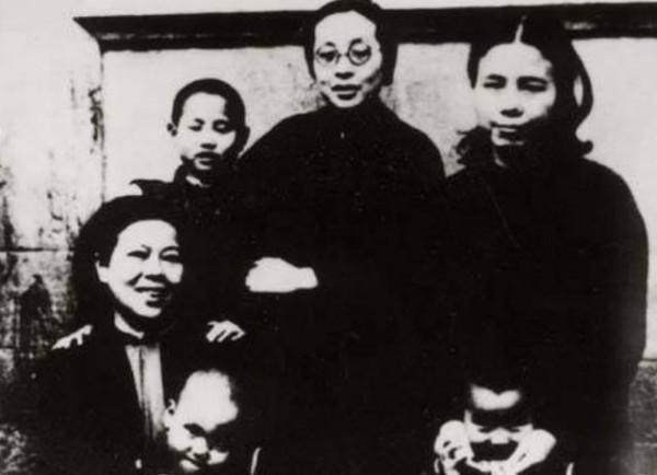 她28歲丈夫被殺,一生未嫁,養育800多名孤兒,兒子是國務院總理 她28歲丈夫被殺,一生未嫁,養育800多名孤兒,兒子是國務院總理