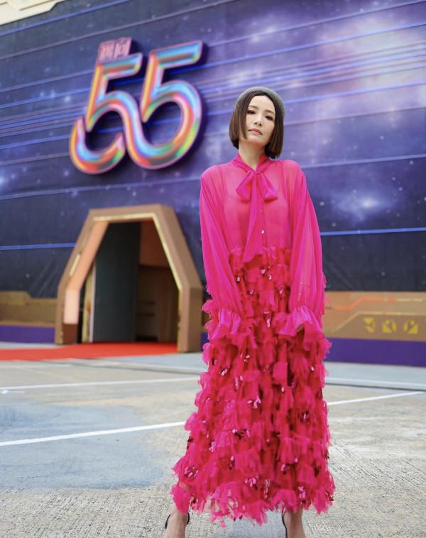 胡定欣賀胡杏兒生日,吃平民米線做夜宵,胡說八道會發展各不同 胡定欣賀胡杏兒生日,吃平民米線做夜宵,胡說八道會發展各不同