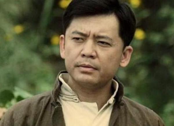 何政軍：錯過鞏俐娶初戀為妻，出道多年無緋聞，父親身份不一般