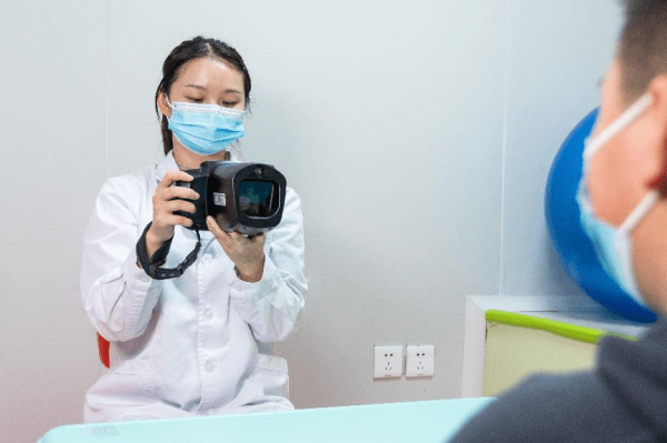 我院引入美國視力篩查儀器，篩查孩子視力問題只需一秒鐘