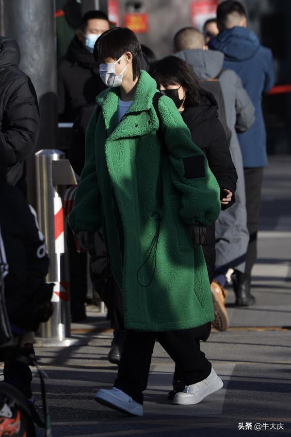 2022春晚第四次大聯排路透 李宇春身穿綠色大衣格外搶眼