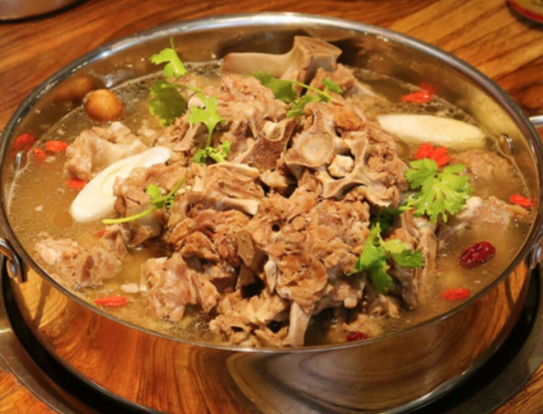 滕州晚上營業的碳燒羊蠍子，天天爆滿門口像停車場，老闆娘是亮點