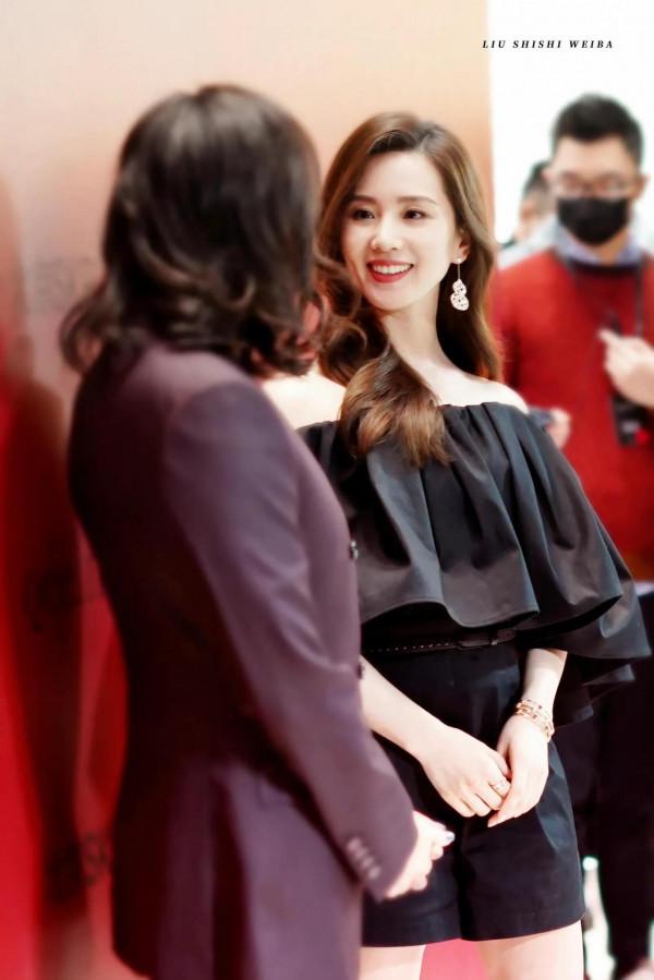 劉詩詩~品牌活動黑色露肩上衣輕盈優雅 狀態真的一次比一次完美 劉詩詩~品牌活動黑色露肩上衣輕盈優雅 狀態真的一次比一次完美