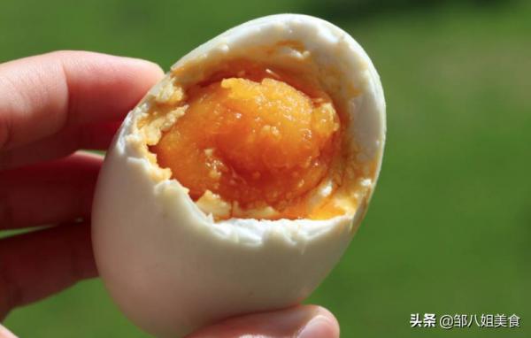 醃鹹鴨蛋，不用找黃泥，學會這個方法，簡單零失敗，個個流油起沙