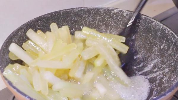 秋日忌寒涼,多吃3紅3白,少吃2綠,潤肺去秋燥,一家老小身體棒 秋日忌寒涼,多吃3紅3白,少吃2綠,潤肺去秋燥,一家老小身體棒