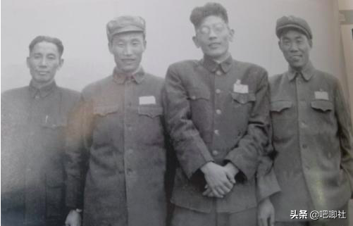 這位縱隊司令因病休養1年多，再回部隊，職務被替代，出任參謀長