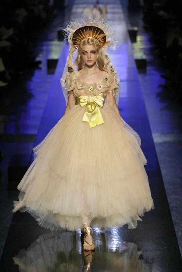 真人版安熱沙驚現秀場，她是撲克臉模特界的一股清流