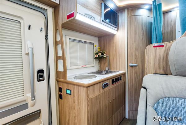 花光積蓄旅行？入不敷出？4座2.0T福特房車拎包即可入住，還省錢