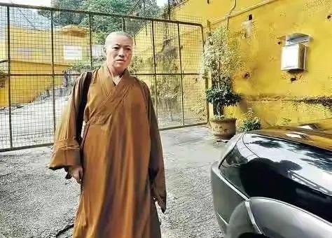 女主持住豪宅開豪車 與兩和尚結婚