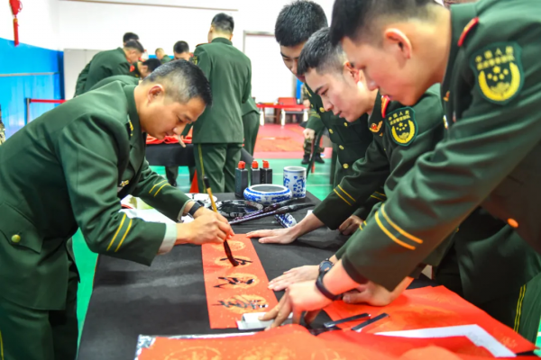 山西武警：軍營新春 揮毫潑墨迎新春