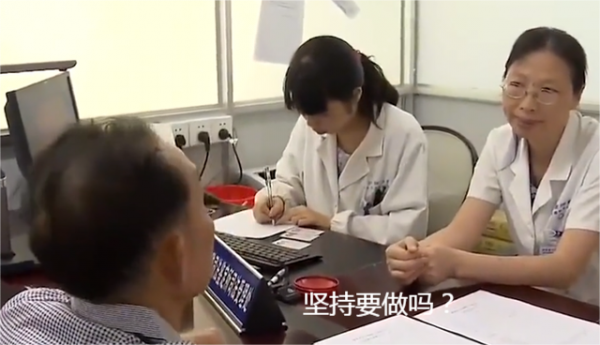 老人患重病發現跟兒子血型不同，要求做親子鑑定，妻子：我心無愧