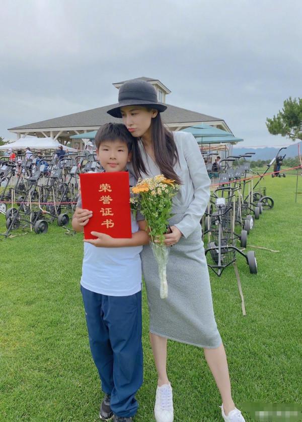 黃聖依帶大公子打卡環球影城，兒子小眼睛像爸爸，母子同框似姐弟