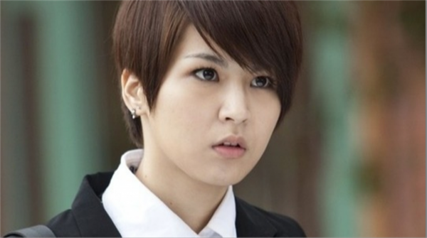 曾沛慈被拍與陌生男逛街,大方公佈戀情,男方身材健壯樣貌一般 曾沛慈被拍與陌生男逛街,大方公佈戀情,男方身材健壯樣貌一般