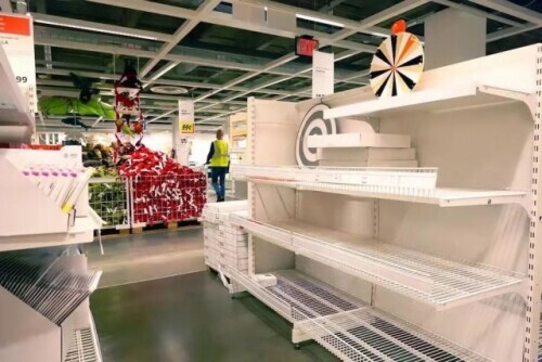 美國超市貨架空了貼照片代替,記者:缺吃缺喝還缺人…… 美國超市貨架空了貼照片代替,記者:缺吃缺喝還缺人……