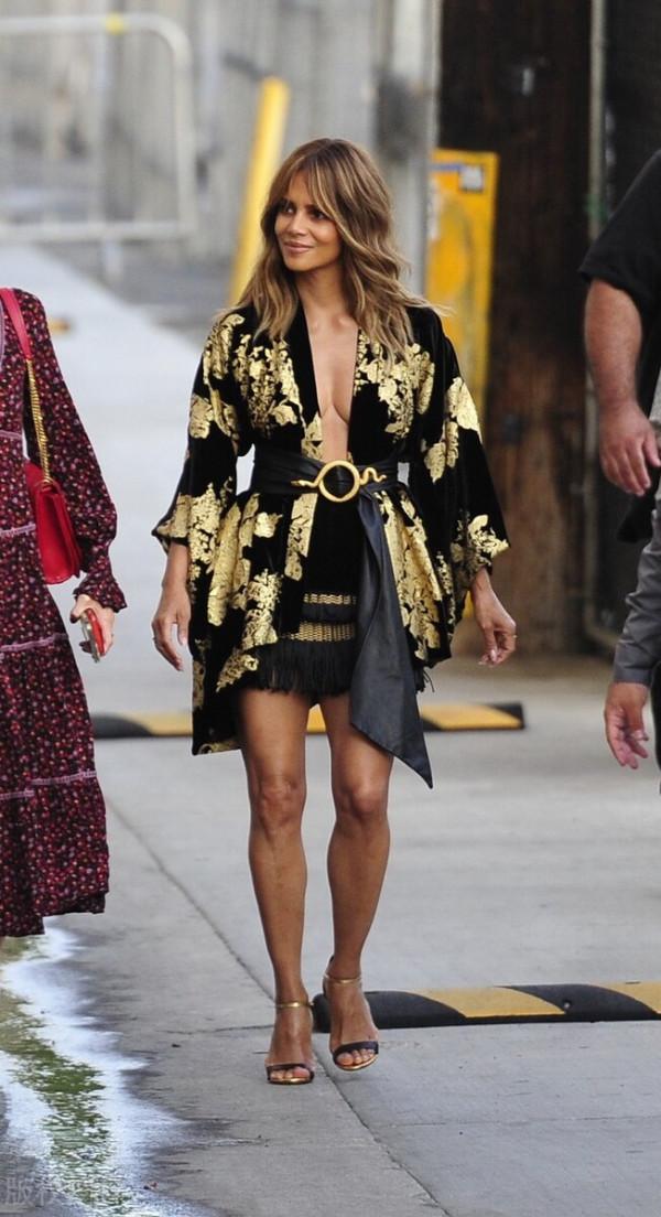 哈莉-貝瑞穿睡衣就上街,好張揚,好個性 哈莉-貝瑞穿睡衣就上街,好張揚,好個性