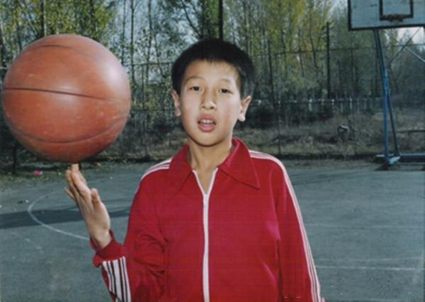 他曾是王治郅隊友，18歲被炸瞎雙眼不認命，為國家奪3枚殘奧金牌