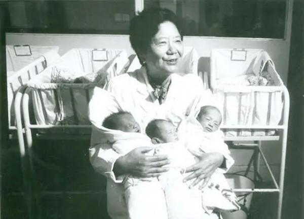 中國首例試管嬰兒鄭萌珠,31年後,在出生時的產房誕下一健康女嬰 中國首例試管嬰兒鄭萌珠,31年後,在出生時的產房誕下一健康女嬰