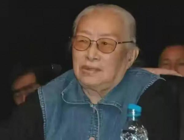 1943年，陳賡經常去延河邊，大家問他去幹嘛，他炫耀說：去接老婆