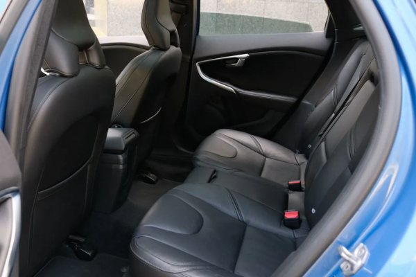 二手沃爾沃 V40：十萬級的品質代步車，安全又省心