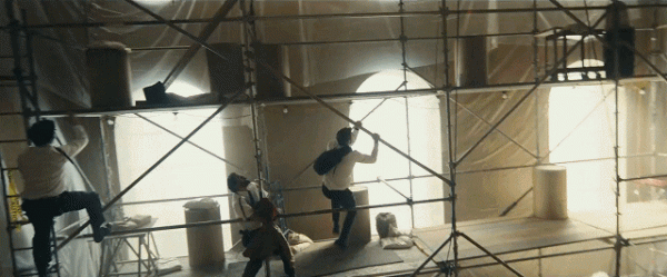 穿高衩裙光腳打架、徒手扒飛機，這部耗資超12億的大爽片，好過癮