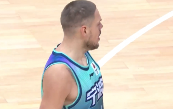 83-110吞慘敗，CBA魚腩隊又輸了，雙外援才22分，主教練一臉無奈