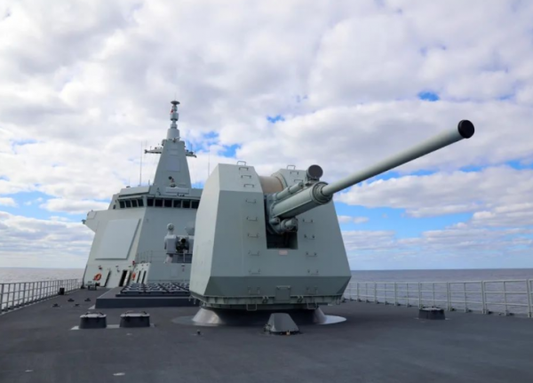 遼寧艦編隊再次出海，攜萬噸大驅駛向太平洋，日本出動“準航母”