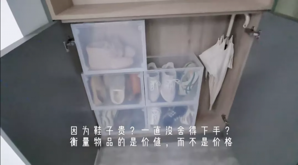 90後女孩兒斷舍離成癮！88㎡房子僅放6件傢俱，定製衣櫃超能裝